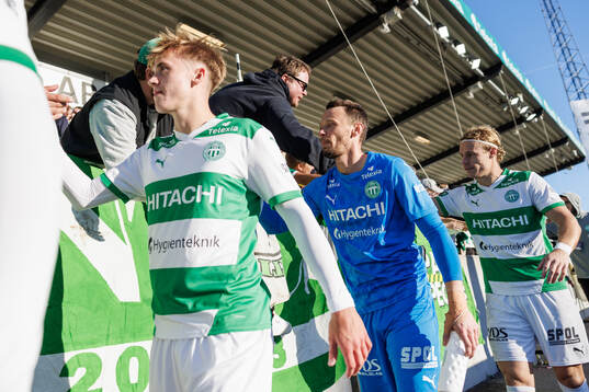 Västerås målvakt Anton Fagerström jublar