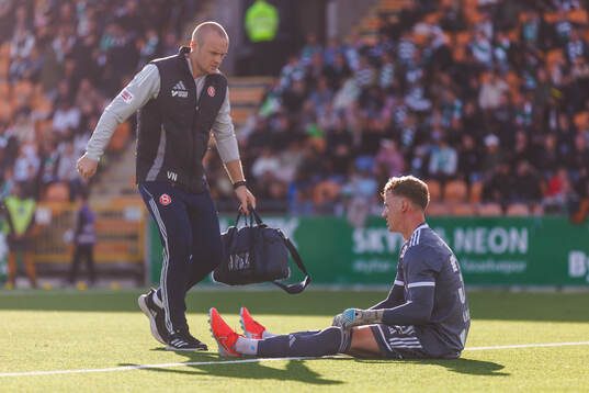 Sandvikens IFs målvakt Otto Lindell får vård