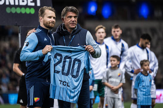 Djurgårdens Jacob Une får en tröja av sportchef Bosse