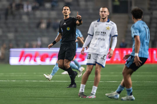 Domare Adi Aganovic reagerar mot Djurgårdens Mikael