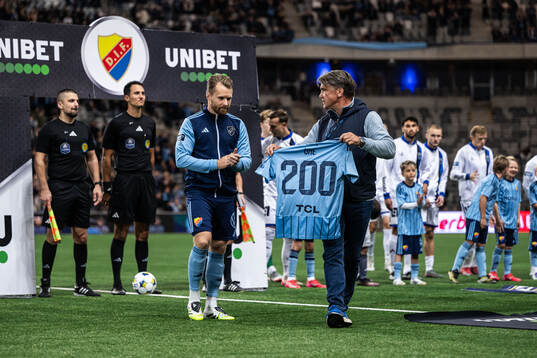Djurgårdens Jacob Une får en tröja av sportchef Bosse