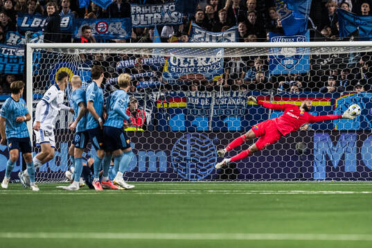 Djurgårdens målvakt Filip Manojlovic släpper in