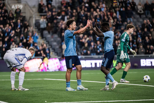 Djurgårdens Mikael Anderson och Tokmac Nguen jublar