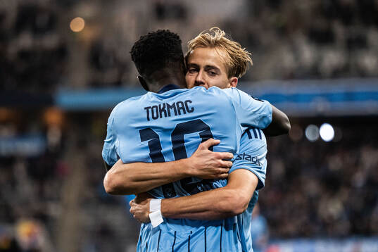 Djurgårdens Tokmac Nguen jublar med Oskar Fallenius