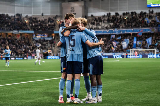 Djurgårdens Tokmac Nguen jublar med lagkamrater