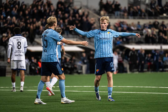 Djurgårdens Bo Hegland jublar med Oskar Fallenius