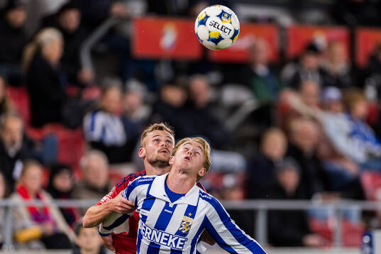 Östers Oscar Uddenäs och IFK Göteborgs Noah Tolf