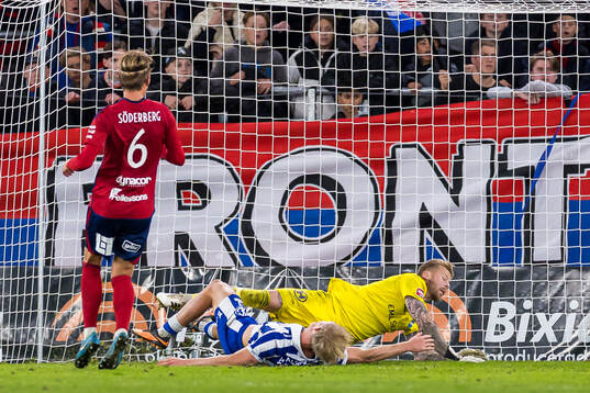 IFK Göteborgs Max Fenger och Östers målvakt Robin
