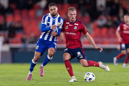 IFK Göteborgs Thomas Santos och Östers Dennis Olsson