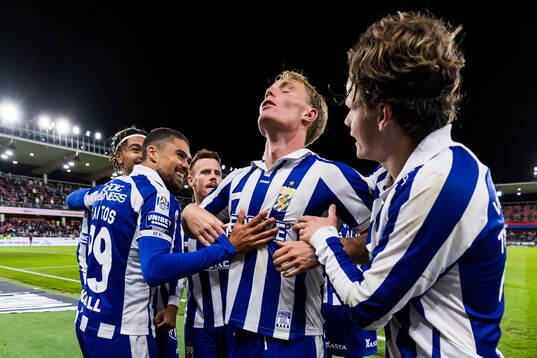 IFK Göteborgs Max Fenger jublar med lagkamrater