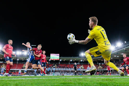 Östers målvakt Robin Wallinder gör en räddning