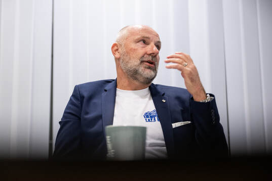 IFK Göteborgs klubbdirektör Håkan Mild presenterar en