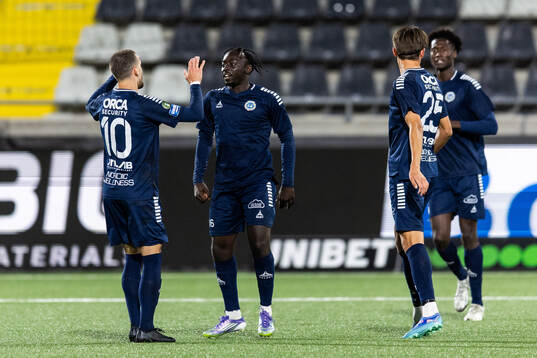 Utsiktens Kalipha Jawla jublar med Arian Kabashi