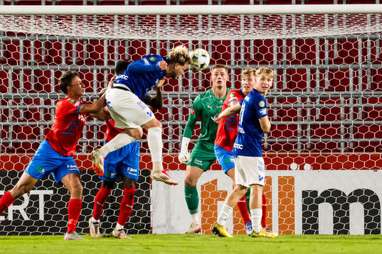 Trelleborgs Zean Peetz Dalugge och Helsingborgs målvakt