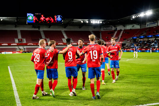 Helsingborgs Adam Akimey och lagkamrater jublar