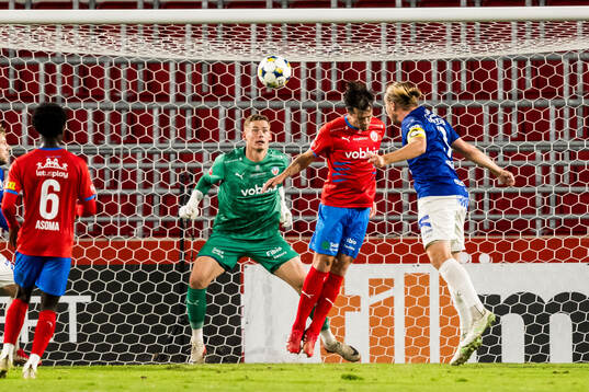 Helsingborgs målvakt Johan Brattberg och Jon Birkfeldt och