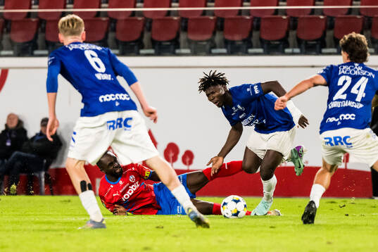 Helsingborgs Adam Akimey och Trelleborgs Abel Ogwuche vid