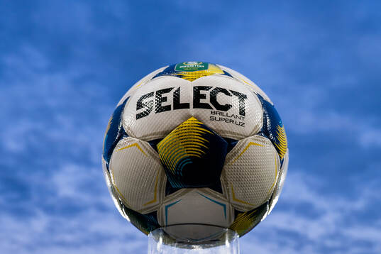 En fotboll från Select