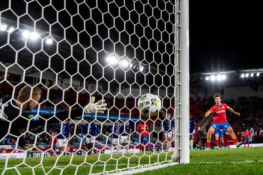 Helsingborgs Wilhelm Loeper gör 2-1 målet på straff