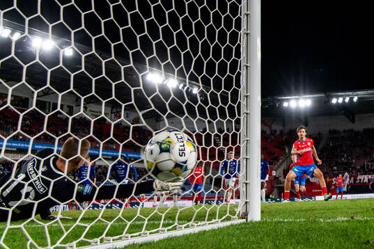 Helsingborgs Wilhelm Loeper gör 2-1 målet på straff