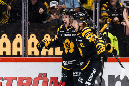 Skellefteås Mikkel Aagaard poch Jonathan Pudas jublar
