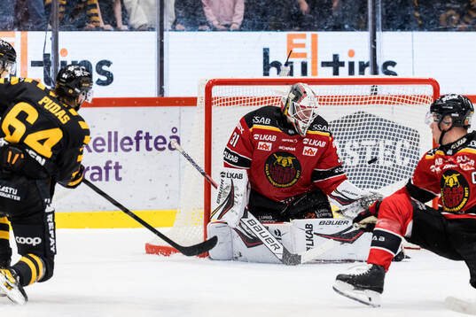 Skellefteås Jonathan Pudas gör 2-0 bakom Luleås målvakt