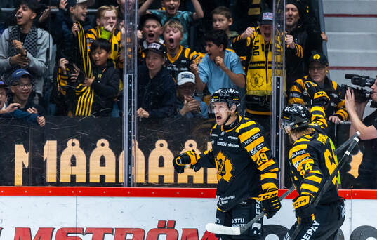 Skellefteås Mikkel Aagaard jublar med Jonathan Pudas