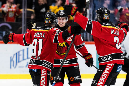 Luleås Brian O'Neill jublar med Jesper Sellgren och