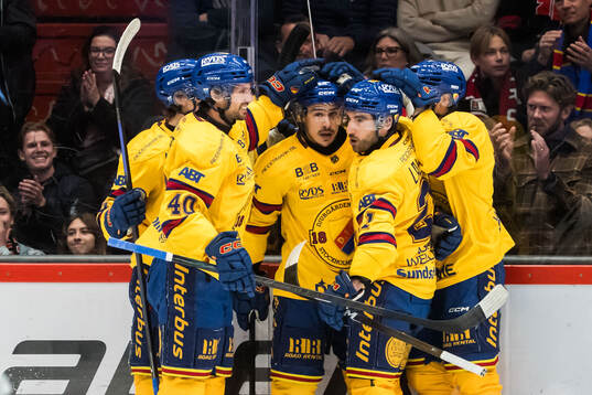 Djurgårdens Charles Hudon jublar med lagkamrater