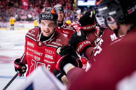 Örebros Glenn Gustafsson jublar vid 4-1