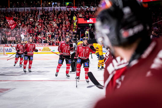Örebros Glenn Gustafsson jublar vid 4-1