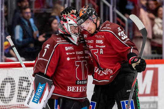 Örebros målvakt Jhonas Enroth och Christopher Mastomäki