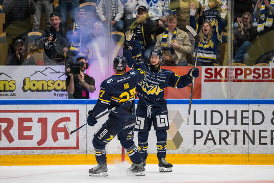 HV71s Jonathan Ang och Aleksi Heponiemi jublar