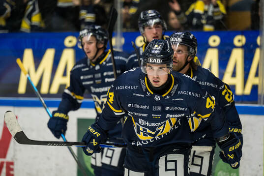 HV71s Hugo Fransson jublar