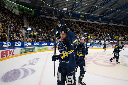 HV71s Joona Luoto och Linus Lindström jublar