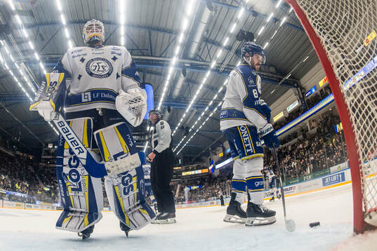 Leksands målvakt Marcus Gidlöf och Matt Caito deppar