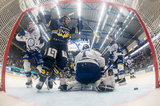 Leksands Kalle Östman, målvakt Marcus Gidlöf och Matt