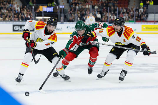 Frölundas Filip Cederqvist mot Brynäs Bobby Trivigno och
