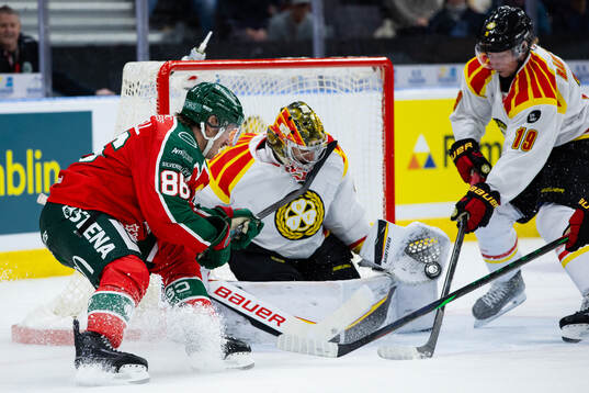 Frölundas Erik Thorell och Brynäs målvakt Damian Clara