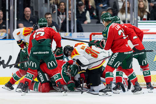 Brynäs Linus Ölund och Frölundas målvakt Lars Johansson