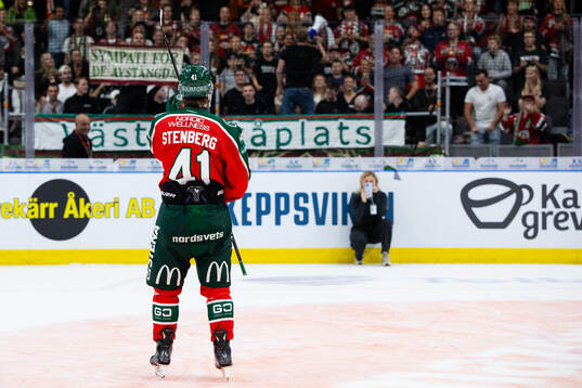 Frölundas klack sjunger för Ivar Stenberg på hans