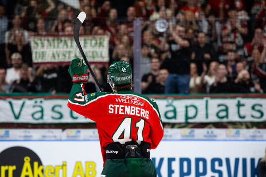 Frölundas klack sjunger för Ivar Stenberg på hans