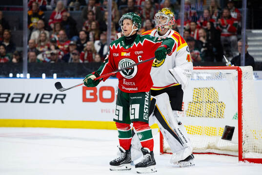 Frölundas Max Friberg och Brynäs målvakt Damian Clara