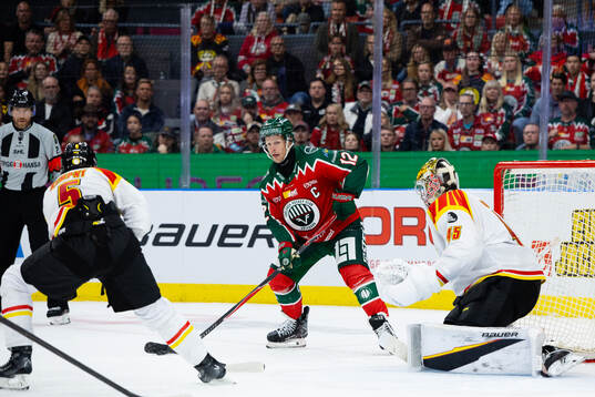 Frölundas Max Friberg och Brynäs målvakt Damian Clara