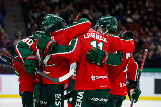 Frölundas Max Lindholm jublar med lagkamrater