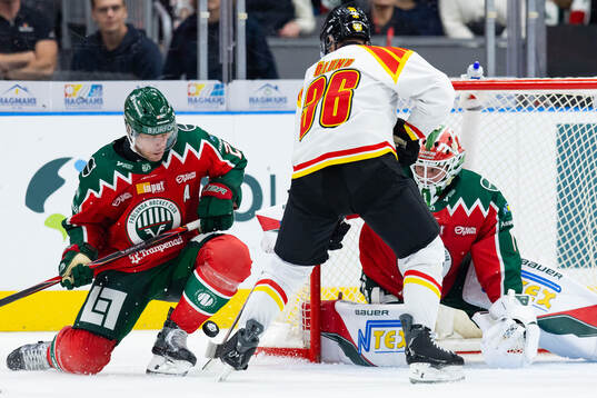 Frölundas Christian Folin och målvakt Lars Johansson mot