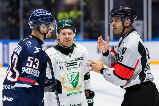 Linköpings Adam Hofbauer och Färjestads Oskar Steen i