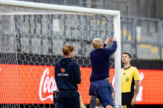 Nätet på ena målet behövdes lagas innan fotbollsmatchen