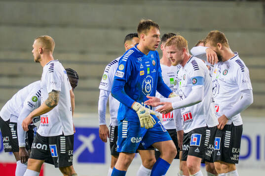 Örebros målvakt Jakub Ojrzynski och Karl Holmberg deppar