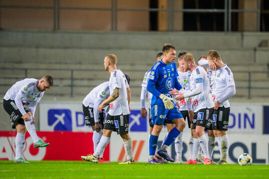 Örebros spelare samlar ihop sig på mittplan